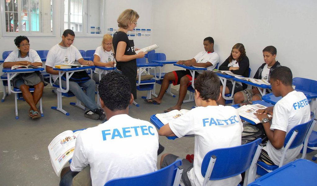 O coordenador-geral do Sindicado dos Profissionais da Educação da Fundação de Apoio à Escola Técnica (Faetec), Marcos Roberto Freitas, afirmou que "a situação está inadmissível. Praticamente vai ser inviável começar as aulas em fevereiro na situação dos salários do jeito que se encontra. Os governos federal e estadual têm de se entender senão não haverá nem ano letivo no ano que vem"; o governo do Rio anunciou que não poderá mais honrar o pagamento das duas primeiras parcelas dos salários de novembro, programadas para os próximos dias 23 e 29 de dezembro, em consequência de um novo bloqueio feito nas contas do Tesouro estadual, pelo não pagamento de dívida com a União; o bloqueio foi de R$ 128 milhões