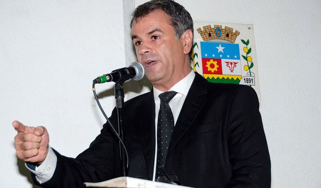 O novo prefeito de Nova Iguaçu, Rogério Lisboa (PR), afirmou que decretará estado de calamidade financeiras nas contas do executivo municipal, que fica na Baixada Fluminense; ele, no entanto, prometeu pagar os salários atrasados de novembro e o 13º salário dos servidores; em grave crise econômica, o Rio de Janeiro foi o primeiro estado brasileiro a decretar estado de calamidade financeira e deve entrar em 2017 com um rombo previsto de R$ 19,3 bilhões
 