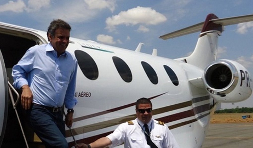 Se Pimentel agiu estritamente dentro da legalidade, o mesmo não se deu com o senador Aécio Neves, que é hoje quem dá o tom da oposição em Minas. Planilhas de voos das aeronaves oficiais mostram que, durante seu governo, cerca de 200 deslocamentos tiveram como passageiros políticos, autoridades, empresários e celebridades, além de parentes do próprio chefe do Executivo, e não contaram com a presença do então governador, como prevê a legislação para o uso do transporte especial