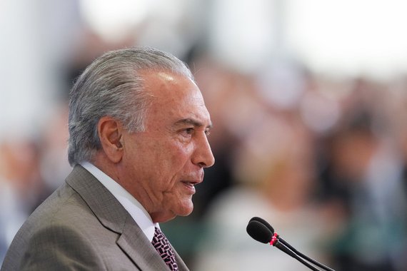O governo que propõe congelar gastos públicos por um período de 20 anos, afetando áreas como saúde e educação, por meio da PEC 241 (55 no Senado), já comprovou que não põe em prática seu discurso de ajuste fiscal; enquanto defendeu o fim da EBC para economizar dinheiro público, Michel Temer aumentou significativamente o repasse de publicidade aos grandes veículos da mídia e anunciou a compra de conteúdo da TV Globo pela Empresa Brasil de Comunicação; além disso, aumentou gastos com cartão corporativo, sancionou reajuste de até 41% para o Judiciário e gastou meio milhão em uma cerimônia em homenagem ao samba, entre muitas outras ações