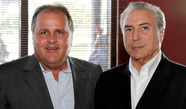 O presidente Michel Temer afirma que a administração de Dilma Rousseff vivia um 'déficit de verdade', mas deveria olhar para seu próprio governo, diz o colunista Elio Gaspari; "Na verdade de Geddel está a afortunada transação de um apartamento no 23º andar de um empreendimento panorâmico que só tem autorização para subir até o 13º piso. Se ele e Temer acham que já se explicaram, o ministro poderia elaborar a resposta que deu para explicar seu apego aos R$ 20.354 que recebe como parlamentar aposentado, desde o seu 51º aniversário. Somados aos R$ 33.763 que fatura como ministro, estoura o teto constitucional. Ele acha que nada há de ilegal nisso"