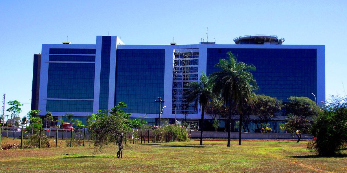 A Polícia Civil e o Ministério Público do Distrito Federal (DF) realizam a operação "Trackcare", que investiga a emissão de atestados médicos para abonar faltas de servidores; dois investigados, o auxiliar de enfermagem Marcelo Cereja e a enfermeira Daniella de Toledo foram conduzidos coercitivamente para prestar depoimentos; também devem ser cumpridos seis mandados de busca e apreensão