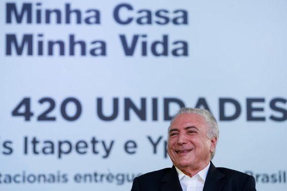 Depois de congelar os gastos públicos por 20 anos, fechando as portas para a inclusão social de dezenas de milhões de pobres, como destaca o jornalista Laurez Cerqueira, "o golpista Michel Temer anunciou que vai dar R$ 100 bilhões de recursos públicos para as teles privatizadas no governo FHC"; "Bastante conhecida como privataria tucana, o setor agora tem outro escândalo 'doações Tele-Temer'", diz ele; para Laurez, Temer "deve estar aproveitando os últimos dias na Presidência da República para fazer seus negócios escusos"