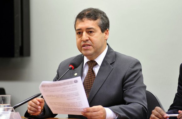 Gabinete do ministro do Trabalho, Ronaldo Nogueira, foi notificado no dia 7 de dezembro pelo Sindicato dos Jornalistas Profissionais do Distrito Federal (SJPDF) cobrando explicações sobre nove demissões realizadas pela Assessoria de Comunicação de forma irregular; dos 17 funcionários de empresa de comunicação terceirizada à disposição da pasta do Trabalho, nove foram demitidos no dia 11 de novembro ao arrepio da lei; suspeita-se de aparelhamento político visando as eleições 2018; reportagem do Mídia Ninja