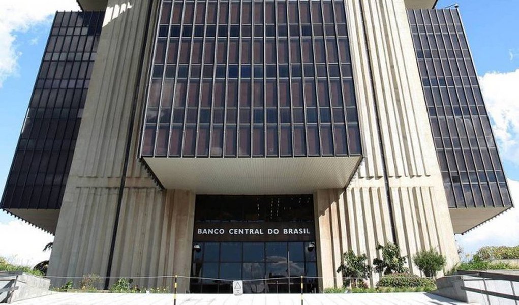 Economistas consultados na pesquisa Focus do Banco Central acreditam em um afrouxamento monetário maior em 2017, com a Selic indo a 9,75 por cento, sobre 10,25 por cento projetado anteriormente; já a expectativa para a atividade econômica brasileira permanece sendo de crescimento pífio, de 0,5% em 2017