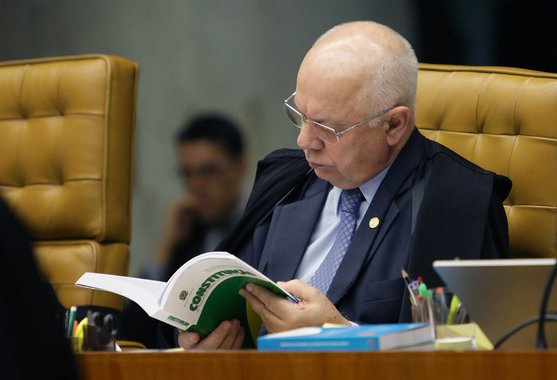 A omissão do Ministro Teori Zavascki, ao permitir que um rematado ladrão liderasse o processo que trouxe o Brasil à condição atual, passando de república presidencialista a uma canalhocracia parlamentar, pode, em última análise, ter sido elemento chave da tragédia que ceifou sua vida. O Ministro tinha todas as condições de ter afastado Eduardo Cunha da Presidência da Câmara antes da sessão de 17 de abril, cujas cenas cobriram o país de vergonha; de todos modos, essa mesma omissão iniciou a degradação sem precedentes e que fez derreter o país, sua economia e seu incipiente projeto de democracia