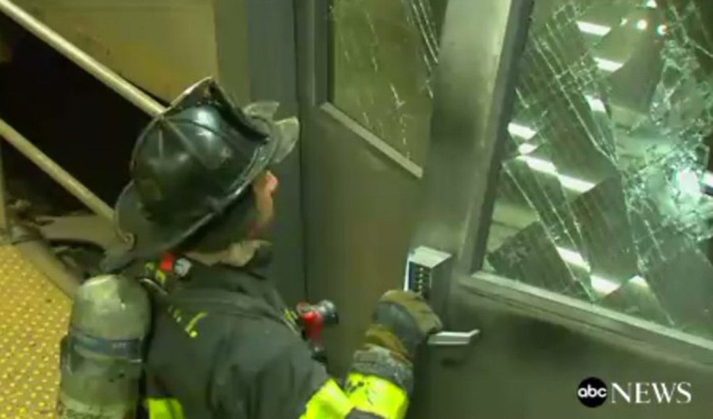 Um trem descarrilou e deixou 37 feridos no Brooklyn, em Nova York, nesta quarta-feira, de acordo com o corpo de bombeiros local; acredita-se que todos os ferimentos tenham sido leves; o trem teria atingido a plataforma em baixa velocidade; o acidente aconteceu por volta de 8h30 em um movimentado terminal perto do centro do Brooklyn