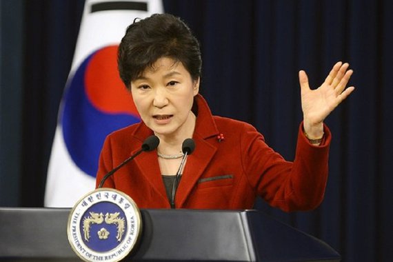 Uma grande multidão de sul-coreanos tomou as ruas de Seul neste sábado pelo nono fim de semana seguido para exigir a renúncia imediata da presidente Park Geun-hye, que sofreu um processo de impeachment no Parlamento por envolvimento em um escândalo de corrupção; cerca de 200 jovens vestidos de papai noel deram presentes a algumas das cerca de 200 mil pessoas que participaram do protesto, muitas das quais levaram seus filhos