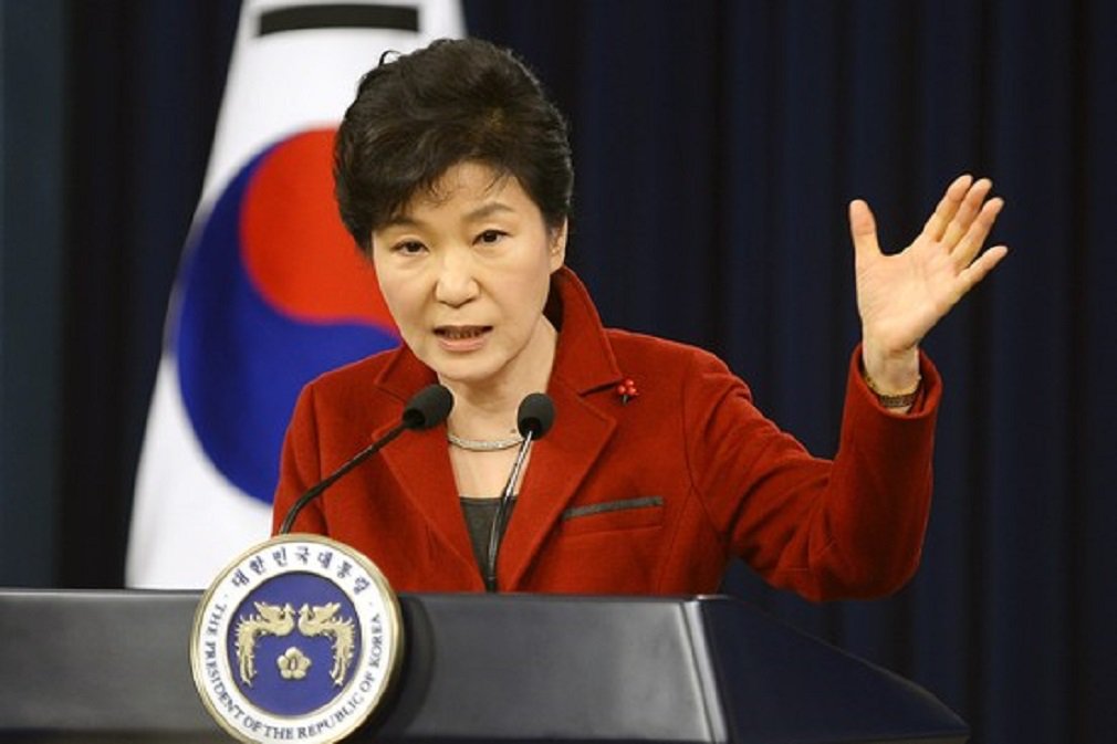 Uma grande multidão de sul-coreanos tomou as ruas de Seul neste sábado pelo nono fim de semana seguido para exigir a renúncia imediata da presidente Park Geun-hye, que sofreu um processo de impeachment no Parlamento por envolvimento em um escândalo de corrupção; cerca de 200 jovens vestidos de papai noel deram presentes a algumas das cerca de 200 mil pessoas que participaram do protesto, muitas das quais levaram seus filhos