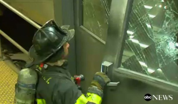 Um trem descarrilou e deixou 37 feridos no Brooklyn, em Nova York, nesta quarta-feira, de acordo com o corpo de bombeiros local; acredita-se que todos os ferimentos tenham sido leves; o trem teria atingido a plataforma em baixa velocidade; o acidente aconteceu por volta de 8h30 em um movimentado terminal perto do centro do Brooklyn