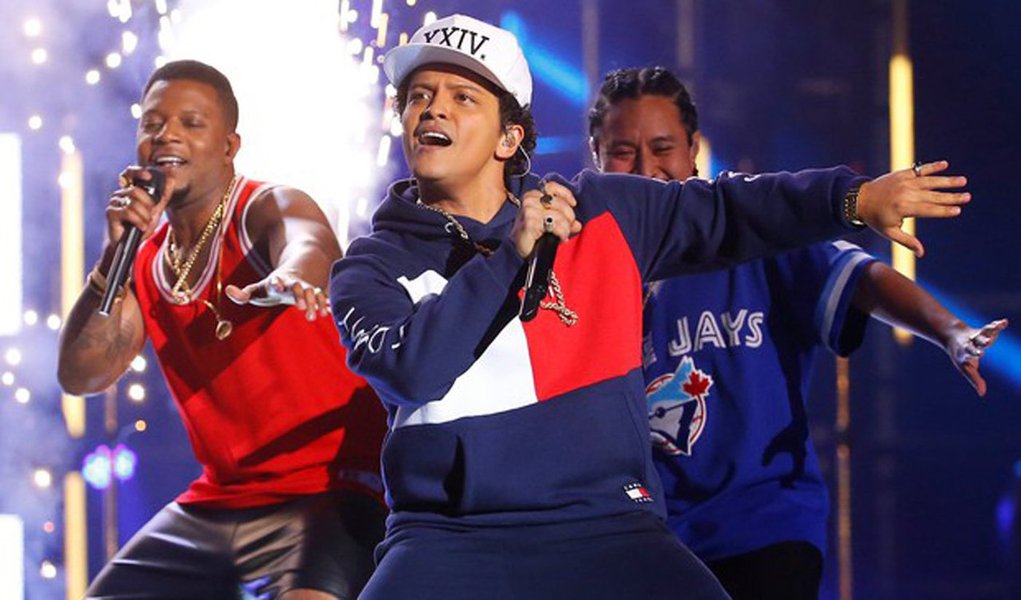 Justin Bieber superou Lady Gaga e foi o maior vencedor da premiação MTV Europe Music Awards, realizada no domingo em Roterdã, levando três troféus para casa graças ao apoio de suas fãs, conhecidas como "Beliebers"; Bieber, que havia sido indicado em cinco categorias, venceu nas de "Melhor (Mais) Fãs", "Melhor Artista Canadense" e "Melhor Canção", por "Sorry"; Gaga venceu por "Melhor Artista Feminina" e "Melhor Visual"