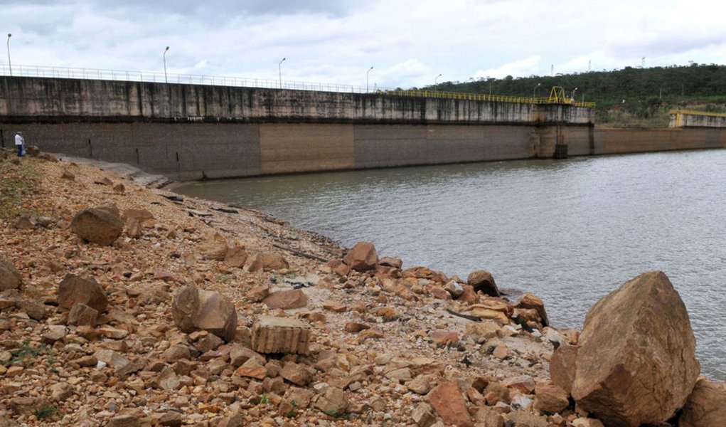 O racionamento de água no Distrito Federal (DF), promovido pela Caesb, atinge as regiões administrativas de Ceilândia Oeste, Riacho Fundo 2 e Recanto das Emas; a interrupção do fornecimento de água em parte do DF, em sistema de rodízio, está entrando em sua segunda semana; a medida visa a assegurar a capacidade hídrica para o próximo período de seca na cidade; o nível da Barragem do Descoberto, que abastece a região do rodízio, chegou abaixo de 20% em novembro passado