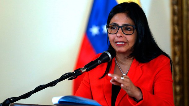 A Venezuela anunciou na sexta-feira a cessão formal da presidência pro tempore do Mercosul para a Argentina após concluir seu período na liderança no grupo regional, depois da polêmica com a suspensão de Caracas por não ter cumprido compromissos assumidos em 2012; a chanceler venezuelana, Delcy Rodríguez, publicou a carta dirigida aos países do bloco em sua conta no Twitter; "Me dirijo a vocês para informar a finalização do exercício legítimo por parte da República Bolivariana da Venezuela na presidência pro tempore do Mercosul"