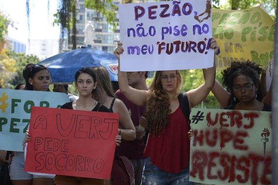 Ato contou com centenas de estudantes que partiram rumo ao Palácio Guanabara, sede do governo do Rio de Janeiro, onde protestaram também contra o governador Luiz Fernando Pezão; em meio à crise que levou o Rio a estado de calamidade, a universidade pode ser privatizada ou mesmo fechar; "Se podem salvar a Oi, por que não podem salvar a Uerj?", questiona um cartaz; "Pezão, não pise no meu futuro", diz a mensagem de outro