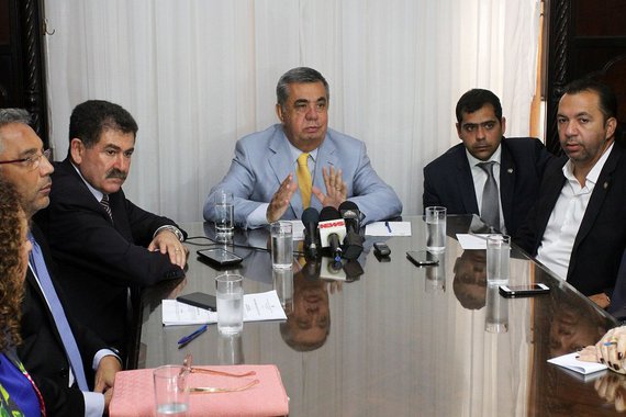 Presidente da Assembleia, deputado Jorge Picciani (PMDB) vai devolver ao Governo do Estado o projeto que cria desconto provisório no salário de servidores e inativos; com isso, a contribuição previdenciária chegaria a 30%; anúncio foi feito nesta quarta durante coletiva; "Vou devolver ao governo a mensagem, primeiro por uma exigência da bancada do PMDB, que fechou questão em apoiar as outras mensagens, mas não acha essa justa, principalmente com quem ganha pouco, e também atendendo ao apelo de todos os deputados"