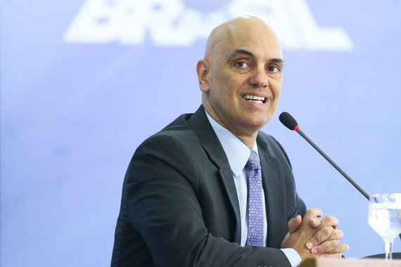 Jornalista Fernando Brito destaca o documento em que a governadora de Roraima, Suely Campos, pede ao ministro da Justiça ajuda da Força Nacional de Segurança e lembra que Alexandre de Moraes negou que o governo negou que o Estado tivesse pedido apoio; "Alexandre Moraes perdeu as condições morais de tratar de qualquer coisa com os estados da Federação. Quem pode confiar nele, depois disso? Ele é a bola da vez do Governo Temer", defende; o governo anunciou essa semana um plano de segurança que prevê a construção de cinco novos presídios federais, mais um em cada Estado da federação, que receberá o repasse de R$ 1,8 bilhão do fundo penitenciário