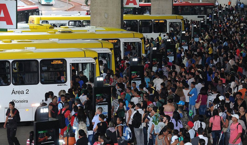 O governo de Brasília protocolou ação direta de inconstitucionalidade (Adin) para anular os efeitos do decreto legislativo que suspendeu o reajuste nas tarifas do transporte público do Distrito Federal; no documento apresentado ao Conselho Especial do TJDFT, a Procuradoria-Geral do DF argumenta que a Câmara Legislativa extrapolou sua competência ao aprovar a medida, tema de atribuição exclusiva do Poder Executivo