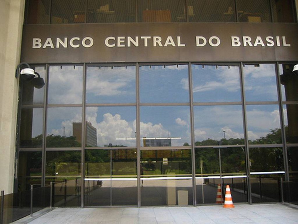 Os economistas consultados na pesquisa Focus do Banco Central reduziram a expectativa para a taxa básica de juros neste ano, embora tenham elevado ligeiramente a perspectiva para a inflação; levantamento divulgado nesta segunda-feira mostrou que a expectativa agora é de que a Selic termine o ano a 10,25%, contra 10,5% esperados anteriormente; foi mantida a expectativa de aceleração do corte da Selic em janeiro, a 0,5%, após duas reduções de 0,25% que levaram a taxa básica de juros aos atuais 13,75%