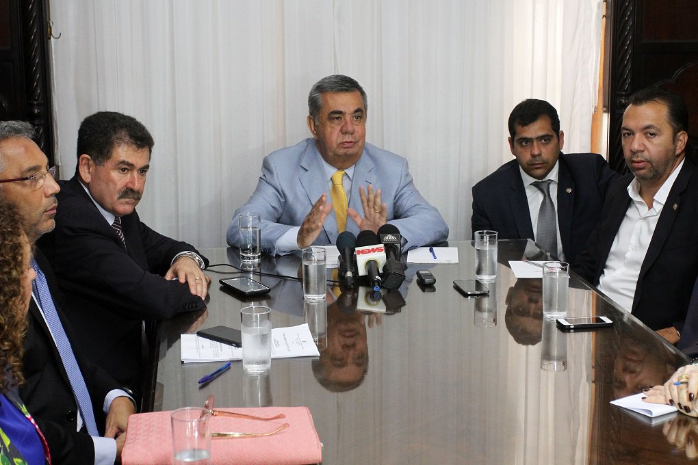 Presidente da Assembleia, deputado Jorge Picciani (PMDB) vai devolver ao Governo do Estado o projeto que cria desconto provisório no salário de servidores e inativos; com isso, a contribuição previdenciária chegaria a 30%; anúncio foi feito nesta quarta durante coletiva; "Vou devolver ao governo a mensagem, primeiro por uma exigência da bancada do PMDB, que fechou questão em apoiar as outras mensagens, mas não acha essa justa, principalmente com quem ganha pouco, e também atendendo ao apelo de todos os deputados"