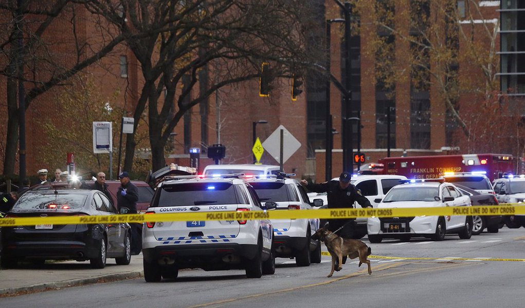 O agressor foi baleado e morto pela polícia, após atingir as vítimas com um veículo e esfaqueá-las