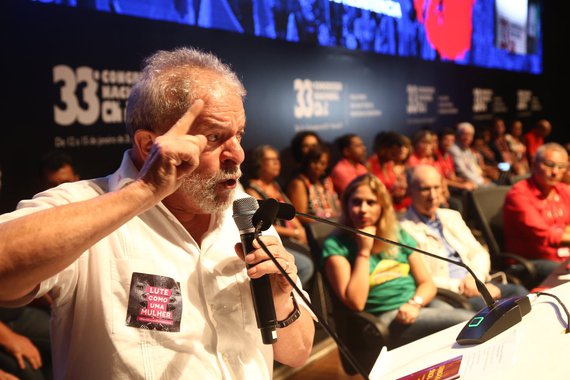 Em discurso durante o 33º Congresso da Confederação Nacional dos Trabalhadores em Educação, em Brasília, o ex-presidente questionou retoricamente quem seria capaz de tirar o país da "lama" e foi prontamente respondido pelos participantes do evento, que gritavam "Lula! Lula!"; "Essa é uma discussão que faremos em 2017", disse o petista; "Este ano quem acha que vai me proibir de fazer as coisas nesse país pode se preparar. Eu vou voltar a rodar esse país", afirmou