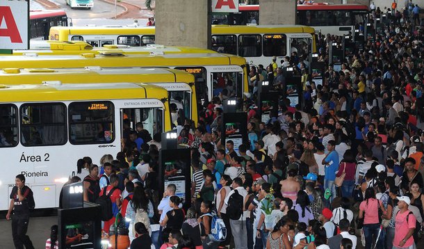 O governo de Brasília protocolou ação direta de inconstitucionalidade (Adin) para anular os efeitos do decreto legislativo que suspendeu o reajuste nas tarifas do transporte público do Distrito Federal; no documento apresentado ao Conselho Especial do TJDFT, a Procuradoria-Geral do DF argumenta que a Câmara Legislativa extrapolou sua competência ao aprovar a medida, tema de atribuição exclusiva do Poder Executivo