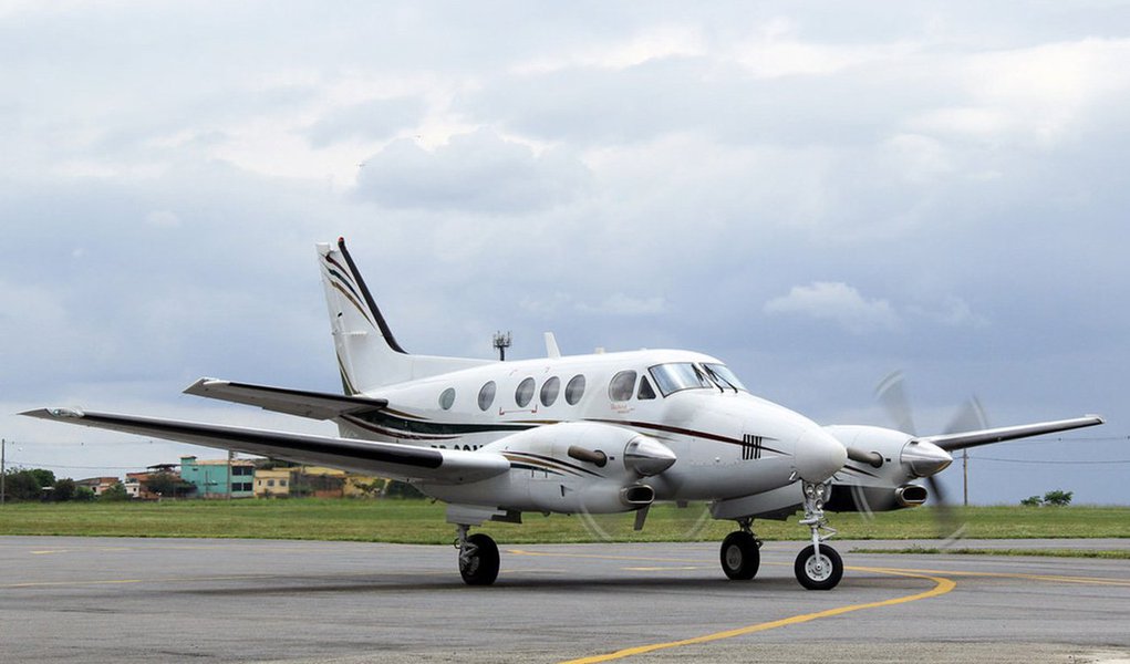 "Como é um bimotor, não é possível dizer que um defeito mecânico apenas pudesse ter provocado a queda, como num monomotor", escreve o jornalista Fernando Brito, do Tijolaço; "Não é um teco-teco e, certamente, tem ao menos a caixa preta e tem caixa-preta tanto de dados quanto das vozes da cabine de comando", diz ainda