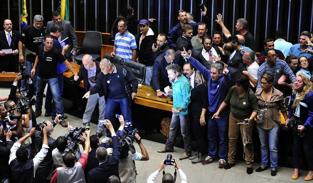 "Uns 50 gatos pingados vestindo camisetas pretas pedindo intervenção militar invadiram agora há pouco o plenário da Câmara dos Deputados. Expulsaram o deputado Waldir Maranhão que estava presidindo a sessão e agora ocupam a mesa diretora. A polícia legislativa tenta negociar a retirada pacífica, mas tem obtido êxito relativo. A maioria dos invasores permanece no local da mesa diretora gritando palavras de ordem contra “comunistas”, “corruptos” e exigindo a presença do comandante geral das Forças Armadas. Notórios provocadores, protagonizam cenas que só se viu na ditadura militar de 64"; confira o relato do colunista Alex Solnik