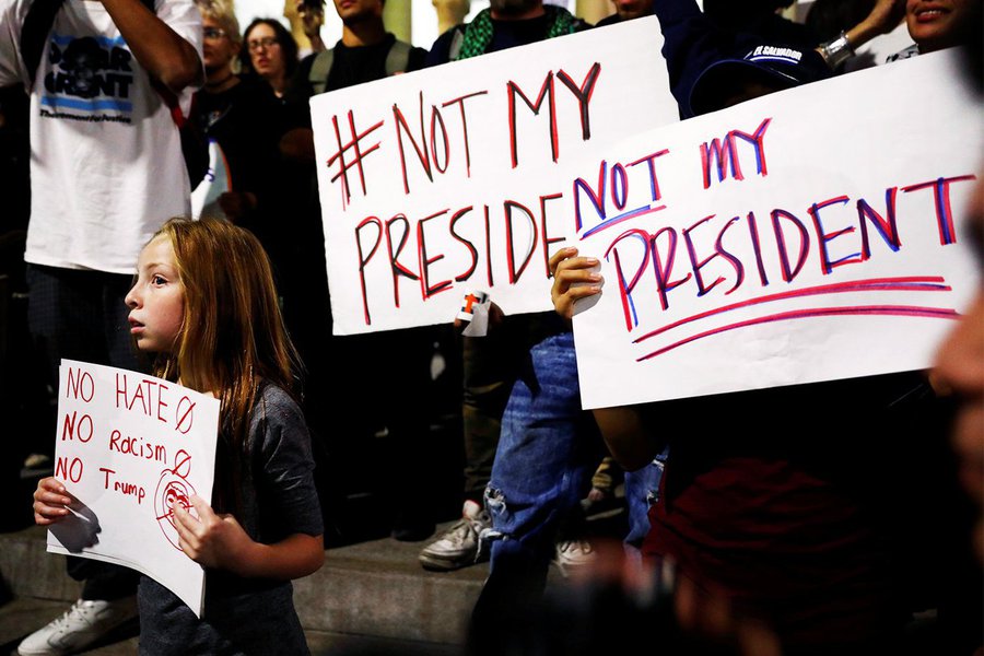 Colunista do Los Angeles Times, Conor Friedersdorf avalia que, por razões diferentes, o presidente dos EUA, Donald Trump, juntamente com a maioria dos republicanos no governo e aqueles que se opõem à legalização da maconha e do aborto, seriam os mais beneficiados politicamente com a separação da Califórnia; segundo ele, se a Califórnia se separasse dos EUA, o Partido Democrata perderia seu maior apoio eleitoral, enquanto o país perderia a sua diversidade étnica