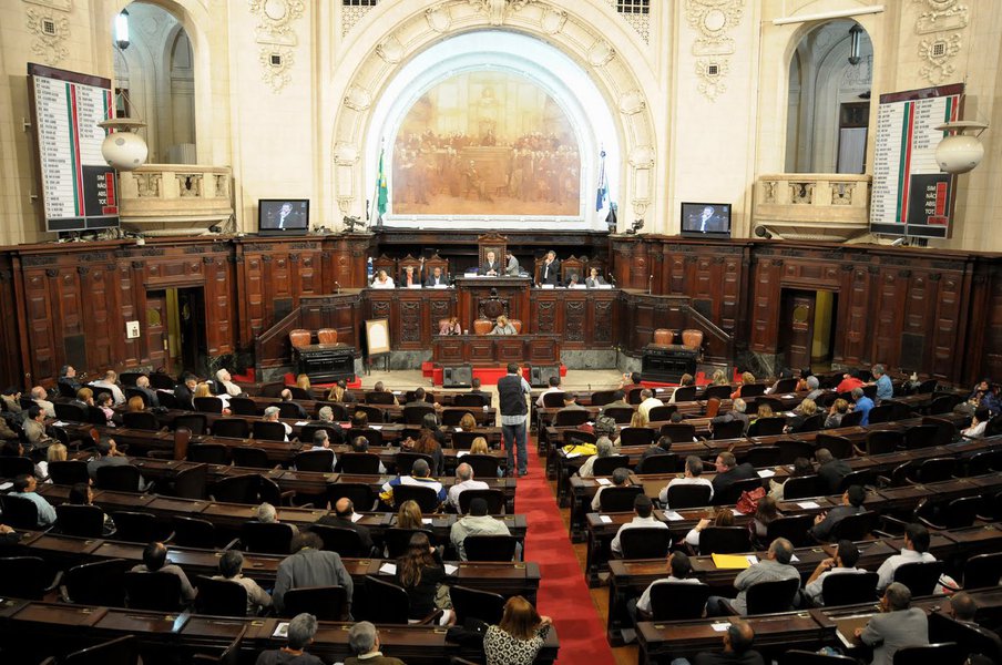 

A Assembleia Legislativa do Rio de Janeiro (Alerj) decidiu aumentar o valor do Bilhete Único intermunicipal a R$ 8, restringindo o benefício a quem recebe até 3 salários mínimos, e manter o Renda Melhor e Renda Melhor Jovem; o fim dos programas sociais havia sido proposto pelo governo dentro do pacote de austeridade. O benefício do Bilhete Único ficará restrito àqueles que têm salários de até R$ 3 mil

