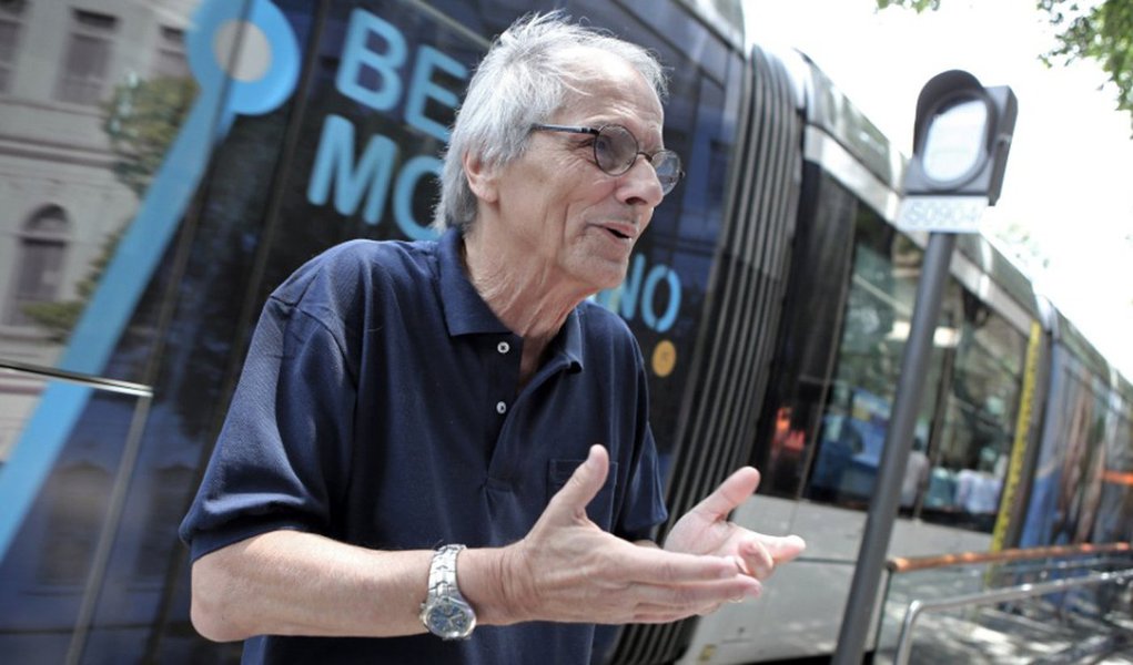 O secretário municipal de Transportes, Fernando MacDowell, afirmou que o reajuste das passagens de ônibus será feito apenas quando toda a frota tiver o sistema de refrigeração instalado; segundo MacDowell, as empresas precisam cumprir o contrato de instalação do ar-condicionado sem a necessidade do aumento do tarifa; "Até hoje eles não cumpriram o contrato, mas estão pedindo aumento de tarifa. Esse aumento de tarifa eu não vou deixar, em hipótese nenhuma, enquanto eles não resolverem o problema do ar condicionado. Não adianta você ficar aumentando a tarifa porque a demanda cai", afirmou MacDowell