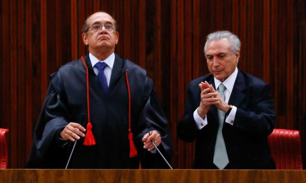 Jornalista comenta a inclusão do ministro Gilmar Mendes, presidente do TSE e responsável por pautar o processo que pode cassar Michel Temer, na comitiva que viajou para Portugal nesta terça-feira; "Vale lembrar que Temer tenta emplacar no TSE uma pedalada jurídica para que apenas a ex-presidente Dilma seja condenada no processo e ele seja absolvido e continue livre, leve e solto na presidência até 2018. São essas as instituições brasileiras que estão realmente funcionando?", pergunta