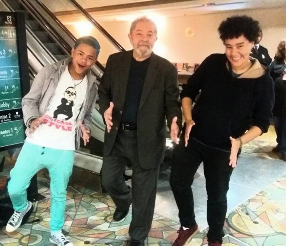 Ex-presidente, que foi encontrado no hall de um hotel em São Paulo, onde participava de um evento do PT, resistiu no início, e chegou a perguntar aos deputados se eles sabiam o que era "sarrar"; mas depois tirou uma foto divertida com os jovens; assista ao vídeo gravado por eles