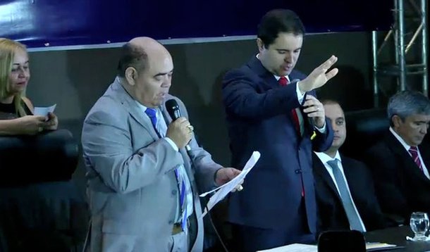 O prefeito de São Luís, Edivaldo Holanda Júnior (PDT), anunciou a diminuição de gastos durante expediente da prefeitura, secretaria e órgãos; o chefe do executivo municipal disse que vai cortar custos com a diminuição no número de secretarias; "Serão suspensas as celebrações de novos contratos para locações de imóveis e veículos que impliquem novos gastos. Secretarias e órgãos devem adotar medidas de imediato para redução de 30% de gastos com água e energia elétrica, redução de 50% com veículos locados e 10% nas contas de telefonia móvel. Serão suspensas licenças remuneradas para tratar de interesses particulares", informou o prefeito.