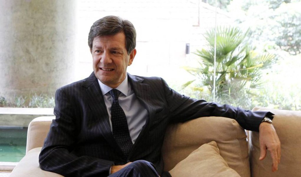 Presidente do Itaú Unibanco, Roberto Setubal, disse que o país deveria reduzir sua meta de inflação ao longo do tempo para que os juros fiquem mais baixos, o que facilitaria investimentos; "É importante tornar o investimento atrativo, e a palavra chave para isso é a confiança. Confiança em investimento de longo prazo é absolutamente essencial", destacou