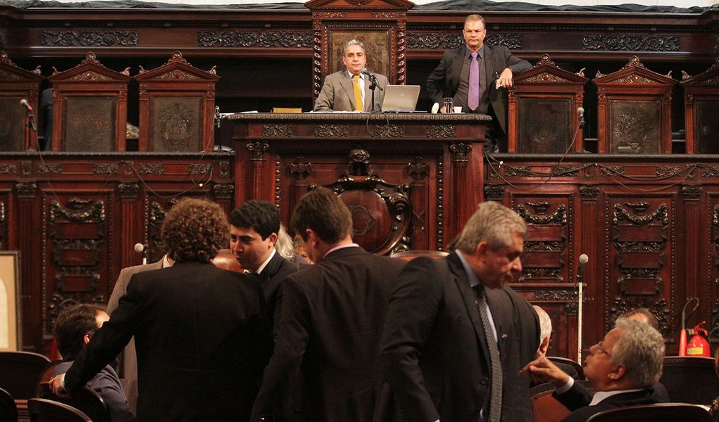 A Justiça do Rio de Janeiro suspendeu os efeitos da votação, na Assembleia Legislativa (Alerj), de projeto de lei que aumenta o ICMS de alguns produtos; a suspensão foi pedida pelo deputado estadual Flávio Bolsonaro (PSC); o desembargador Otávio Rodrigues,do TJ-RJ, considerou que houve violação do processo legal na tramitação do projeto que previa aumento do ICMS sobre energia elétrica, gasolina, telecomunicações, cerveja, refrigerante e cigarros