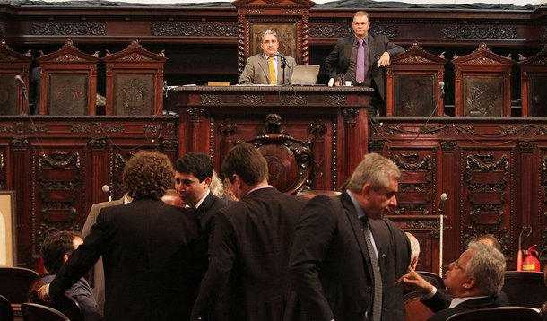 A Justiça do Rio de Janeiro suspendeu os efeitos da votação, na Assembleia Legislativa (Alerj), de projeto de lei que aumenta o ICMS de alguns produtos; a suspensão foi pedida pelo deputado estadual Flávio Bolsonaro (PSC); o desembargador Otávio Rodrigues,do TJ-RJ, considerou que houve violação do processo legal na tramitação do projeto que previa aumento do ICMS sobre energia elétrica, gasolina, telecomunicações, cerveja, refrigerante e cigarros