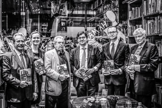 O livro O Caso Lula: a Luta pela Afirmação dos Direitos Fundamentais no Brasil foi lançado ontem (6) na capital paulista. A obra, organizada por Cristiano Zanin Martins e Valeska Teixeira Zanin Martins, advogados do ex-presidente Luiz Inácio Lula da Silva, e pelo professor da Faculdade de Direito da Pontifícia Universidade Católica de São Paulo (PUC-SP), Rafael Valim, traz artigos que, segundo os autores, apontam violações de garantias fundamentais cometidos pela Operação Lava Jato contra o ex-presidente