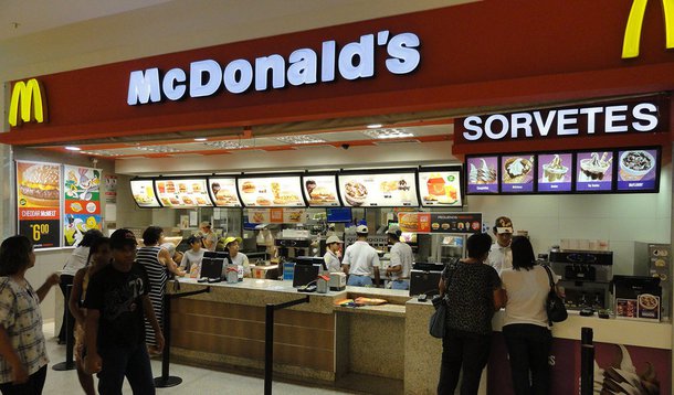 Ministério Público do Trabalho constatou que a franqueadora máster do McDonald's no Brasil, a Arcos Dourados, descumpriu acordo judicial sobre jornada de trabalho abusiva e exaustiva na empresa; as irregularidades foram detectadas por uma força-tarefa composta por cinco procuradores federais em dezembro do ano passado especialmente para investigar denúncias; empresa foi multada em R$ 103 milhões por não cumprir o acordo firmado em 2013