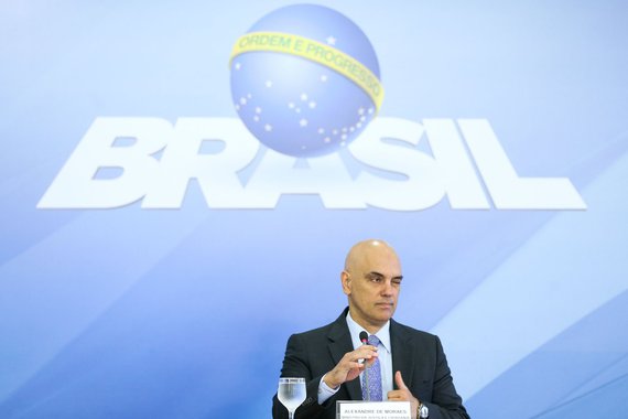 "Como explicar a permanência do ministro que foi desmentido duas vezes pela governadora de Roraima (depois de negar ajuda federal ao estado prestes a conviver com uma carnificina nas prisões, como ocorrera de fato); de mostrar total desconhecimento sobre o caos na penitenciária de Manaus; que é o responsável pela militarização da política de drogas; que usa a Lava Jato como degrau político e que pretende desviar recursos do Fundo Penitenciário para atividades policiais?", questiona o colunista Robson Sávio Reis Souza; para ele, a resposta sobre a permanência daquele que já é chamado de "sinistro da justiça" é óbvia: "Moraes pertence ao grão-tucanato, os verdadeiros governantes dessa república das bananeiras"