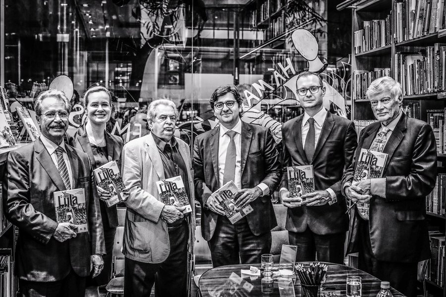 O livro O Caso Lula: a Luta pela Afirmação dos Direitos Fundamentais no Brasil foi lançado ontem (6) na capital paulista. A obra, organizada por Cristiano Zanin Martins e Valeska Teixeira Zanin Martins, advogados do ex-presidente Luiz Inácio Lula da Silva, e pelo professor da Faculdade de Direito da Pontifícia Universidade Católica de São Paulo (PUC-SP), Rafael Valim, traz artigos que, segundo os autores, apontam violações de garantias fundamentais cometidos pela Operação Lava Jato contra o ex-presidente