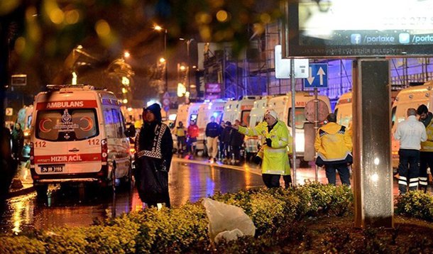 O agressor matou um policial na entrada da boate e entrou no estabelecimento, onde começou a atirar na multidão. O suposto terrorista estava vestido de Papai Noel e usava uma AK-47