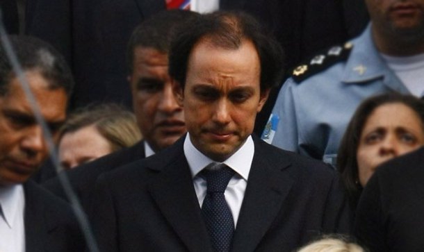 
A presidente do Superior Tribunal de Justiça (STJ), ministra Laurita Vaz, entendeu que Paulo Fernando Magalhães Pinto, ex-assessor do ex-governador do Rio de Janeiro Sérgio Cabral, representa risco à ordem pública porque está envolvido em "reiteradas condutas de altíssimo grau de reprovabilidade"; o ex-assessor é acusado de lavagem de dinheiro e ocultação de bens do peemedebista, dentre eles um helicóptero e uma lancha avaliada em R$ 5 milhões
