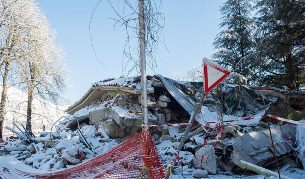 Terremoto de magnitude de 5,4 atingiu a Itália central na quarta-feira (18), de acordo com o Centro Sismológico Euro-Mediterrânico (EMSC); sismo foi registrado a 111 km a nordeste de Roma, a uma profundidade de 10 km, informou o centro em seu site; metrô de Roma foi evacuado após o tremor