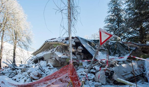 Terremoto de magnitude de 5,4 atingiu a Itália central na quarta-feira (18), de acordo com o Centro Sismológico Euro-Mediterrânico (EMSC); sismo foi registrado a 111 km a nordeste de Roma, a uma profundidade de 10 km, informou o centro em seu site; metrô de Roma foi evacuado após o tremor