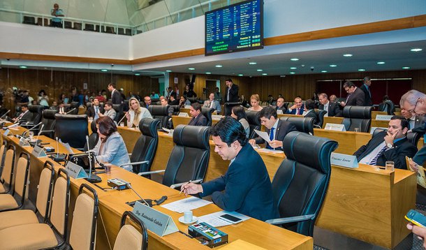 O Plenário da Assembleia aprovou o projeto que modifica dispositivos da Lei nº 7.799/02, cujo texto dispõe sobre o Sistema Tributário do Estado, para alterar as alíquotas do ICMS no Estado; este projeto, encaminhado ao Poder Legislativo através da Mensagem Governamental nº 101/16, foi aprovado na forma original, após a rejeição de 11 emendas ao projeto: sete formuladas pelo deputado Max Barros (PRP) e quatro de autoria do deputado Adriano Sarney (PV)