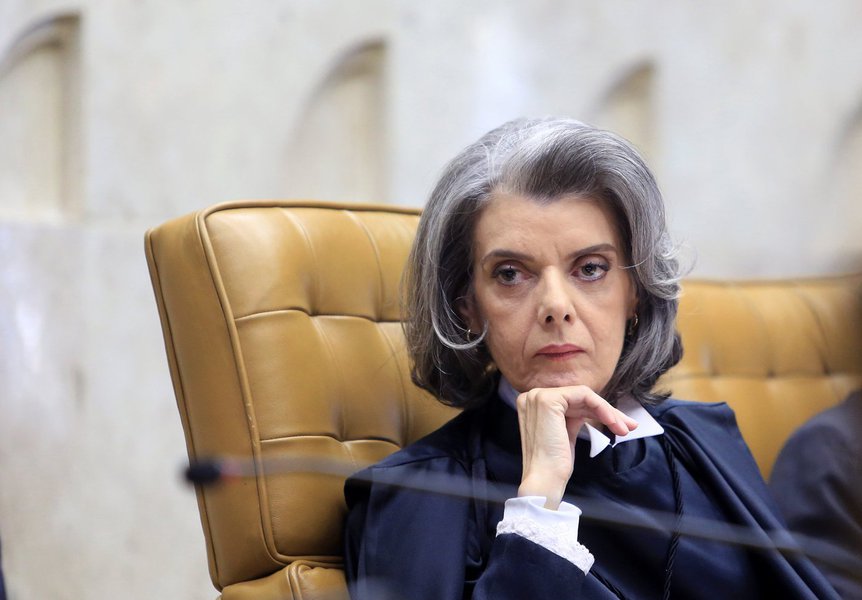Coluna do jornal diz que a presidente do Supremo Tribunal Federal "surge como nome para 2018" ao aproximar o STF da população; o texto de Julianna Sofia faz vários elogios à ministra: "Muito além do blablablá político, das picuinhas corporativistas e do embate entre Poderes, o estilo da ministra contribui para expor as vísceras de um Brasil como ele é"