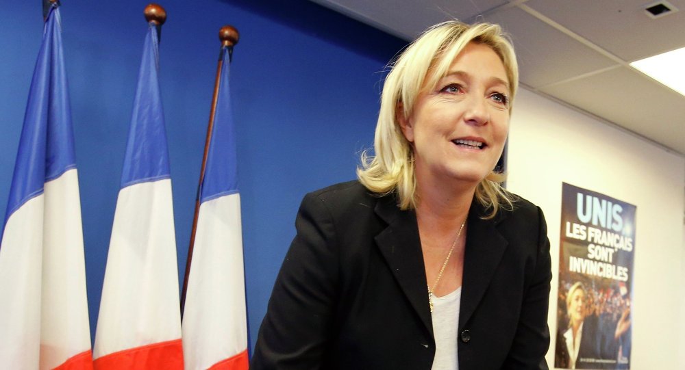 Líder da direita francesa, Marine Le Pen não vê a Rússia como uma ameaça e considera a cooperação com Moscou necessária para reforçar a Europa; "A Rússia é um país europeu e, se queremos que a Europa seja forte, temos de negociar com a Rússia", disse Le Pen em entrevista à BBC; Le Pen avaliou positivamente o "protecionismo ponderado" do presidente Putin, salientando que o líder russo "defende os interesses do seu país, protegendo a sua identidade"
