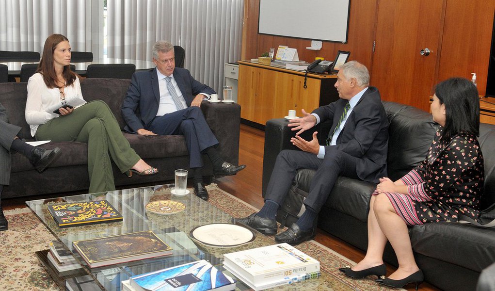 Governador Rodrigo Rollemberg reuniu-se com o presidente do Fundo Financeiro para o Desenvolvimento da Bacia do Prata, Juan Notaro, e com a gerente de Operações e Países da organização, Denise Obara; objetivo é analisar a viabilidade de desenvolver projetos para contribuir com o desenvolvimento local e a diminuição da desigualdade social; "Vamos analisar as possibilidades de financiamento na nossa carteira de projetos. Todas as oportunidades de novos investimentos são importantes nesse momento de crise no País", disse Rollemberg.