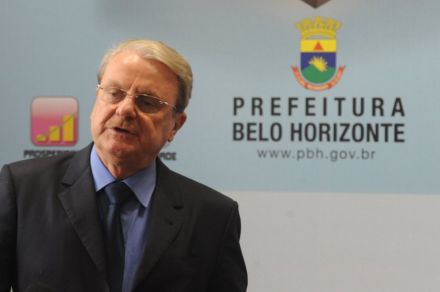 O presidente da Frente Nacional de Prefeitos, Márcio Lacerda, foi surpreendido nesta quinta-feira com informação que, por determinação do Tribunal de Contas da União, o depósito da parcela da multa de repatriação referente ao Fundo de Participação dos Municípios (FPM) só poderia ser feito dia 30; como amanhã será feriado bancário, o dinheiro só entraria na conta das prefeituras em janeiro, quando o município já estaria sendo administrado pelos sucessores dos atuais prefeitos; segundo Lacerda, caso o depósito não seja feito hoje, entre 3 mil e 4 mil municípios poderão ter dificuldades para cumprir a Lei de Responsabilidade Fiscal